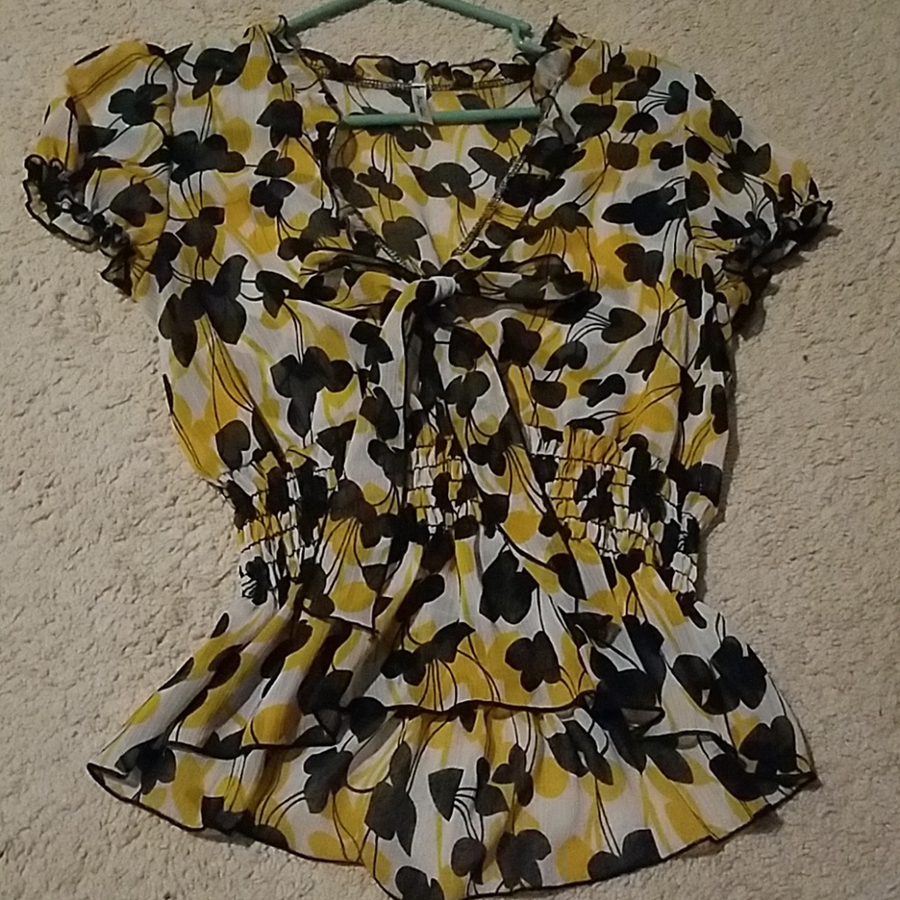 Cute peplum top Large